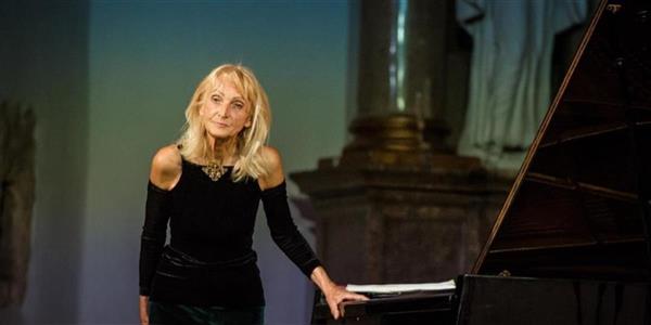 Elena Letňanová na klavírnom koncerte pred publikom.